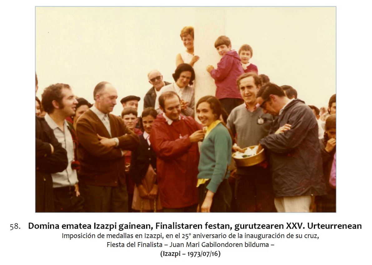 Pedro Tauschke Izazpi Gurutzearen 25. urteurrenean (1973/07/16), Finalista eguneko domina-ematean laguntzen