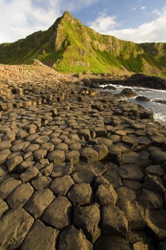 Basalto zutabeak Irlandako itsasertzea